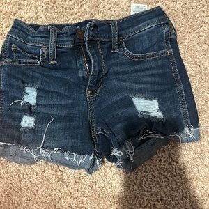 Dark washed Hollister jean shorts in a size 00. Lightly used.